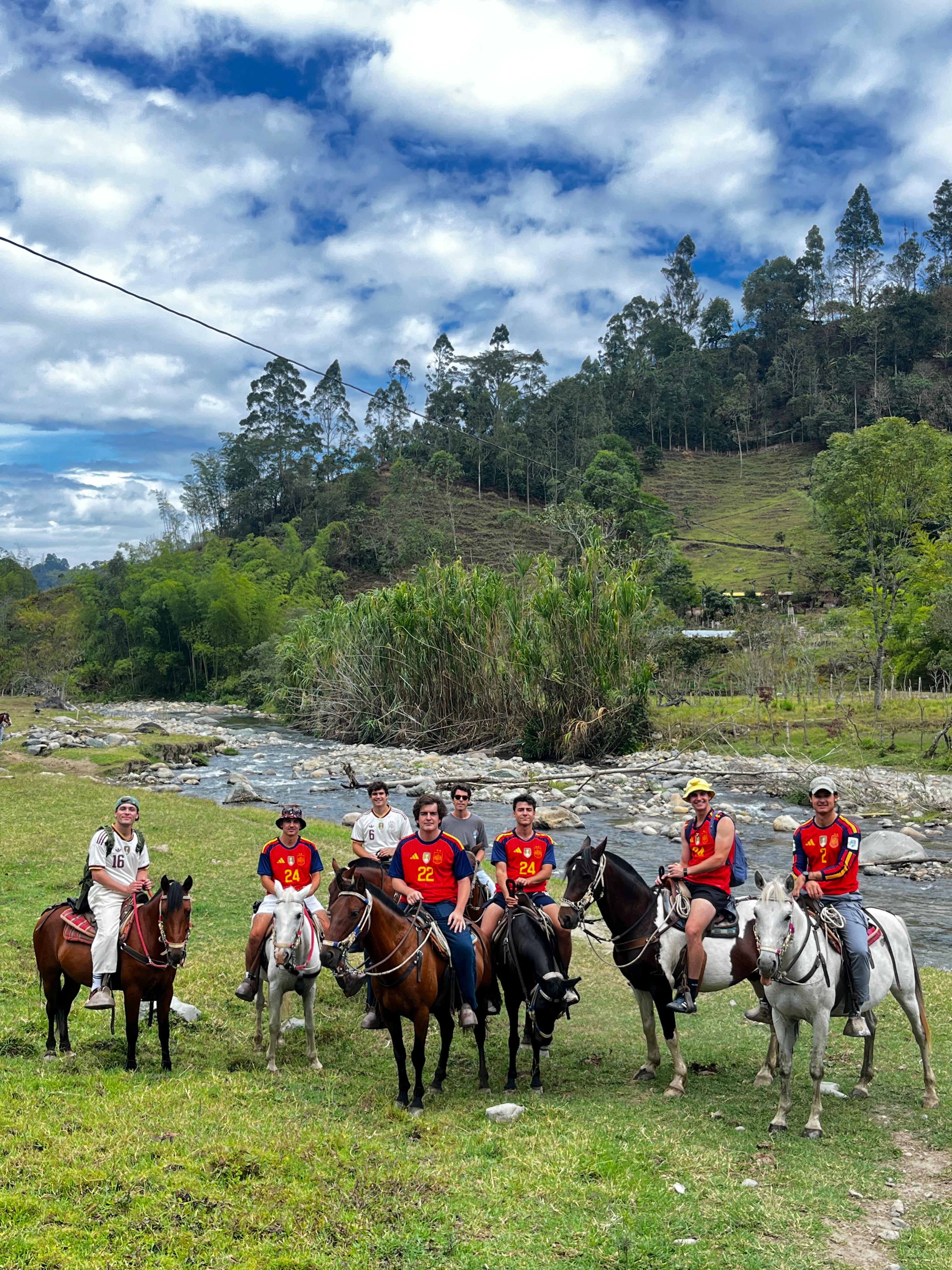Cabalgata cruzando río en el Valle de Cocora