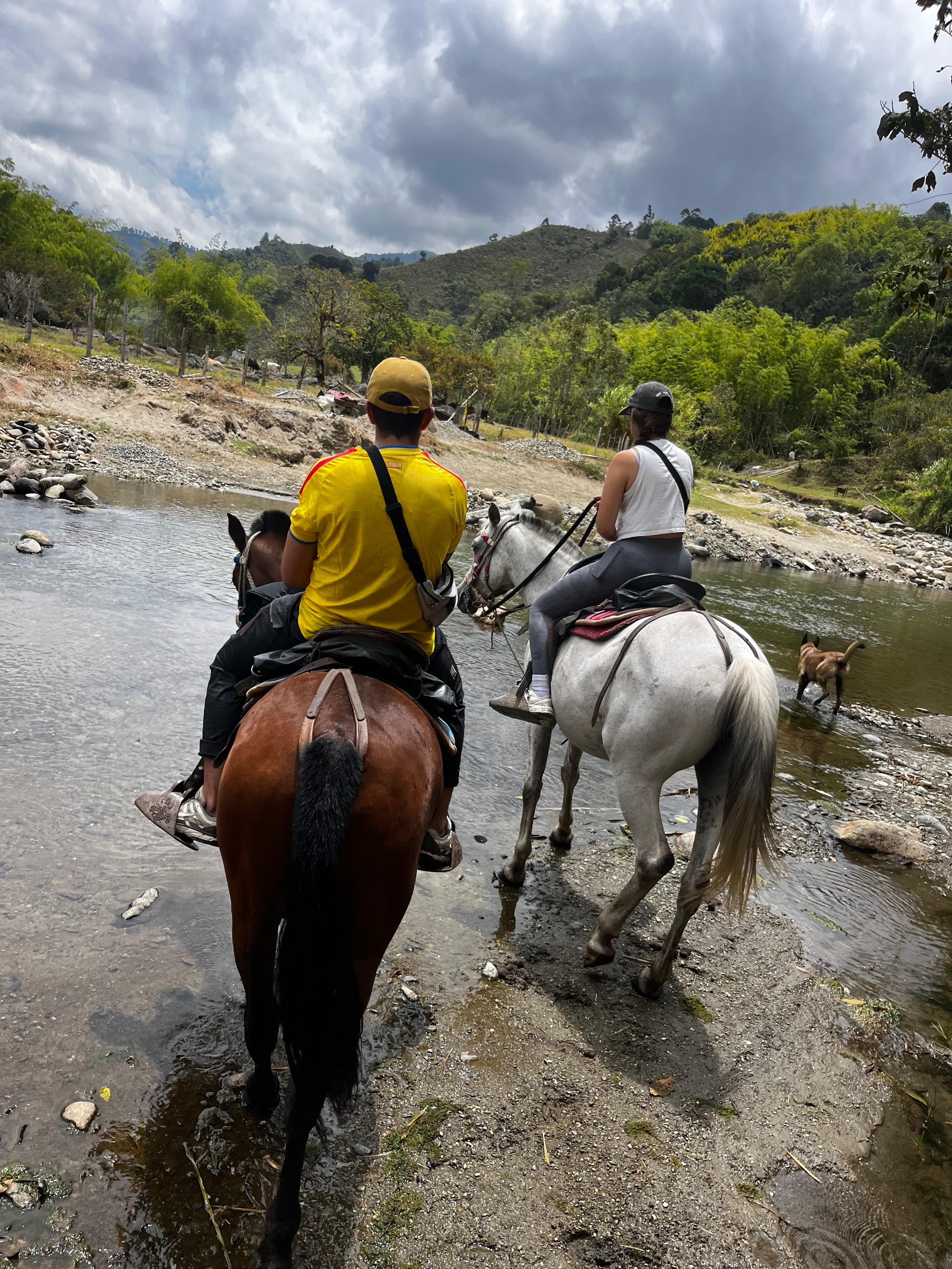 Cruzando río a caballo