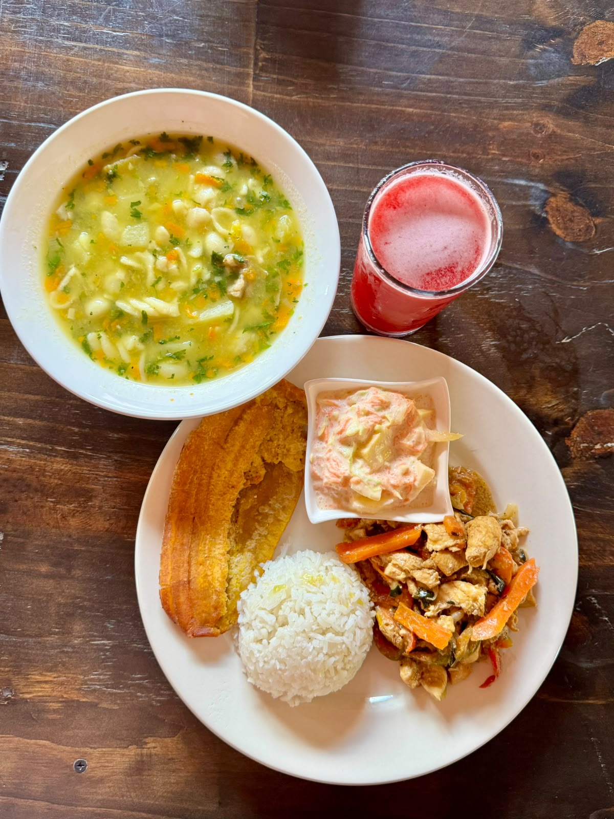 Sopa de fideo y almuerzo en Al Sabor de la Leña
