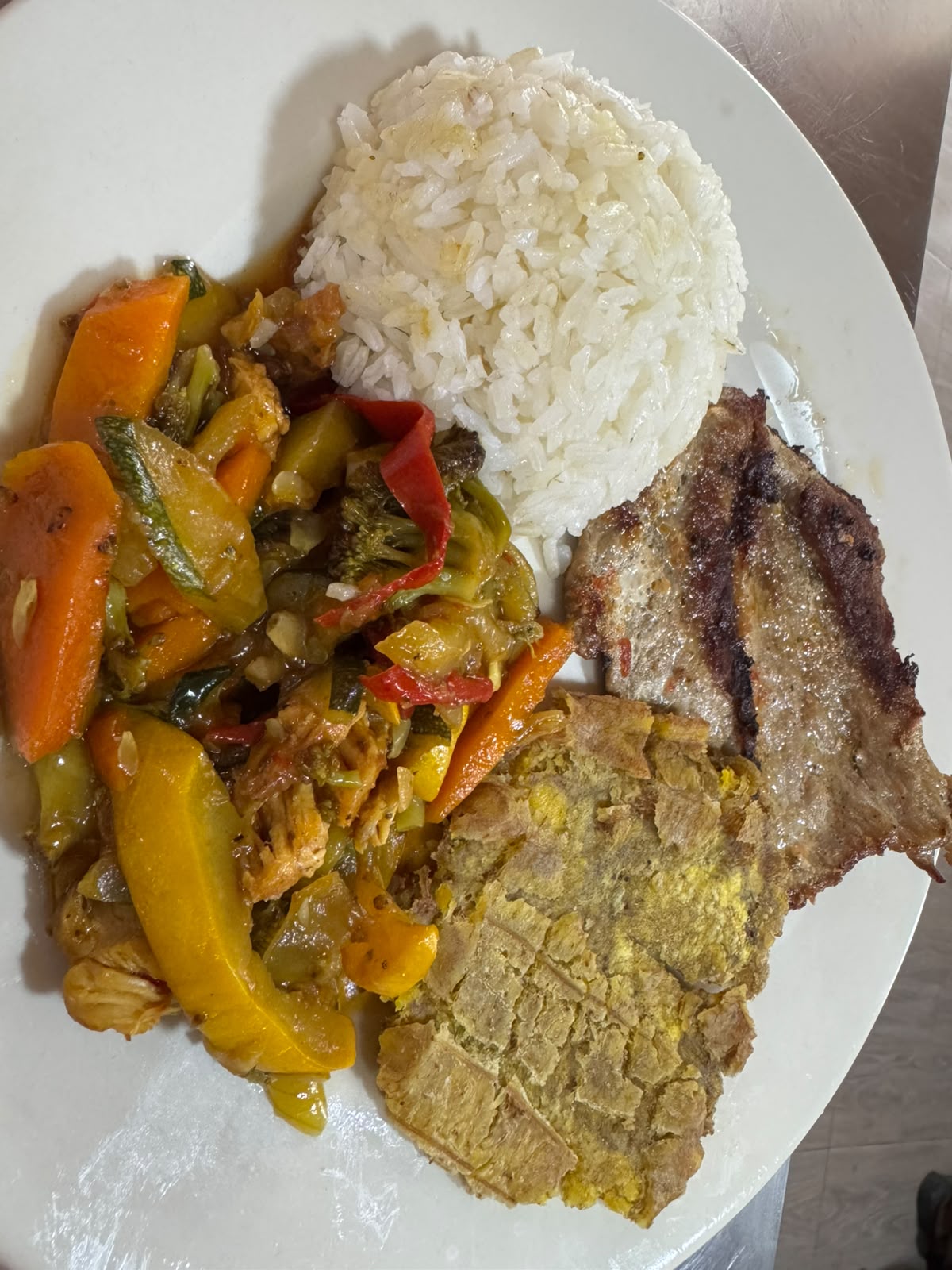 Plato fuerte a la plancha en Al Sabor de la Leña